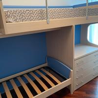 Letto a castello con cassettiera e scrivania