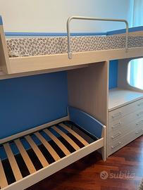 Letto a castello con cassettiera e scrivania