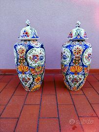 vasi d'epoca artigianali con ornamenti in ceramica