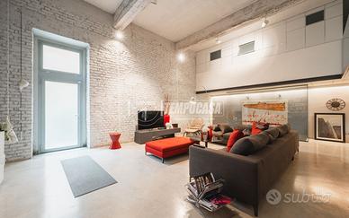 LOFT RISTRUTTURATO SU TRE PIANI, CON GIARDINO PRIV