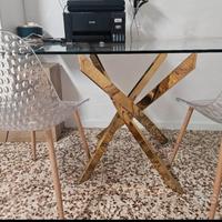 tavolo in vetro temperato e gambe color oro