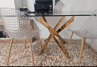 tavolo in vetro temperato e gambe color oro