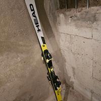 Due paia di sci da gara