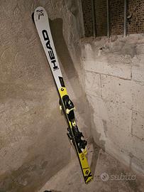 Due paia di sci da gara