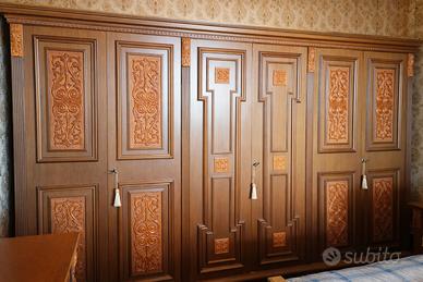 Armadio vintage con specchi interni