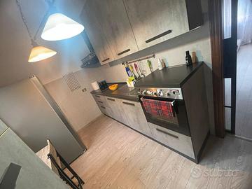 Mobili cucina, fornelli e lavabo