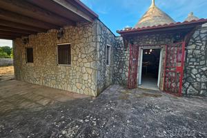 Composizione di trulli con lamie e terreno
