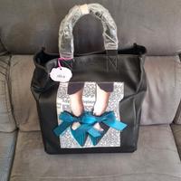 Borsa Camomilla Nera con stampa frontale.