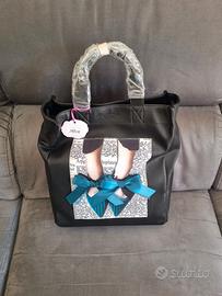 Borsa Camomilla Nera con stampa frontale.