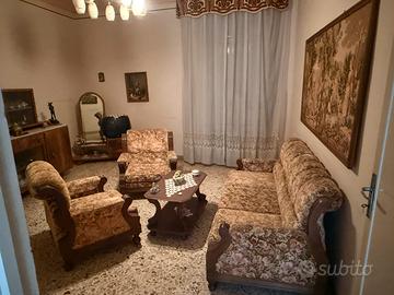 Soggiorno con divano poltrone e mobili