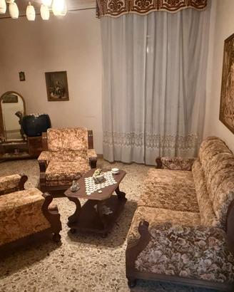 Soggiorno con divano poltrone e mobili