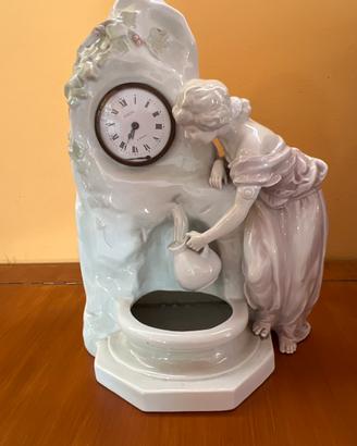Scultura in Porcellana Biscuit cn Orologio Heubach