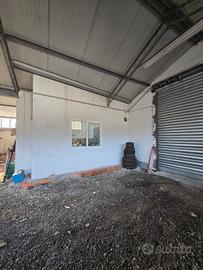 Capannone ampio con cortile esterno