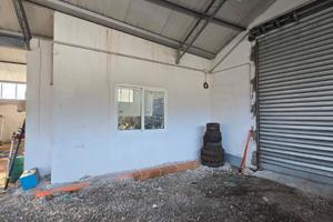 Capannone ampio con cortile esterno