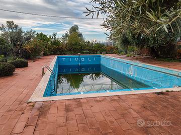 EX locale " Villa Tivoli" con piscina e terreno