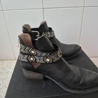 Stivaletti in pelle neri con strass e fibbia