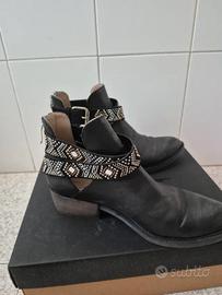 Stivaletti in pelle neri con strass e fibbia