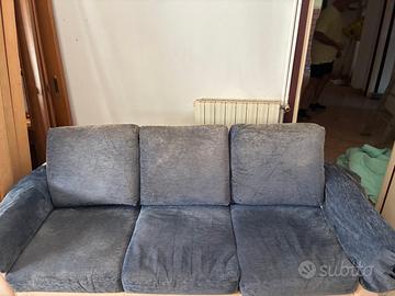 Divano blu a tre posti usato