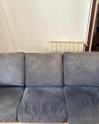 Divano blu a tre posti usato