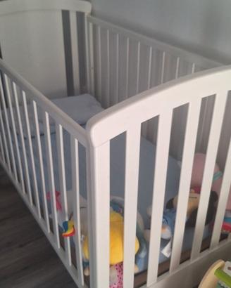 Cameretta bambini bianca lettino e cassettiera