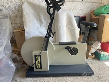 TECHNOGYM BIKE RACE HC600