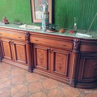 Sala completa, divano, frigo insieme.