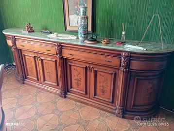 Sala completa, divano, frigo insieme.