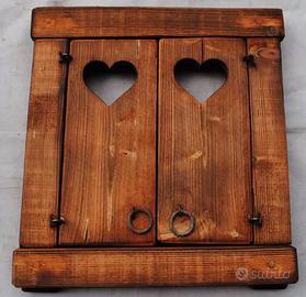 Finestrella con scuri traforati. Cuori