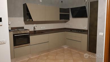 Cucina angolare  Mood HPL con elettrodomestici