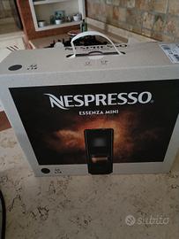 macchina del caffè Nespresso essenza mini 