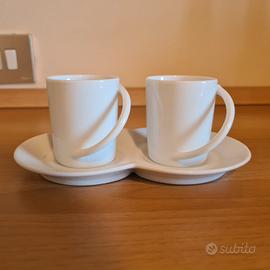 Vassoio con tazzine in ceramica