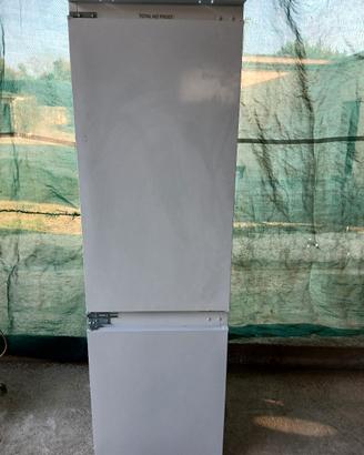 Frigorifero combinato WHIRLPOOL a incasso nuovo 