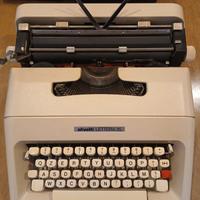 Macchina da scrivere  Olivetti  lettera 35