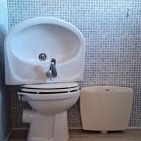 Lavandino, wc e pensile bagno con luce