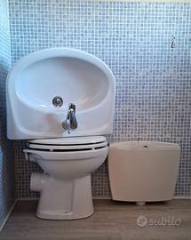 Lavandino, wc e pensile bagno con luce