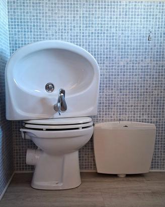Lavandino, wc e pensile bagno