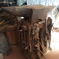 Antico incudine forgiato con attrezzi