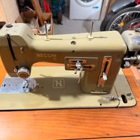 Macchina da cucire Necchi con mobiletto