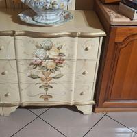 cassettone dipinto a mano