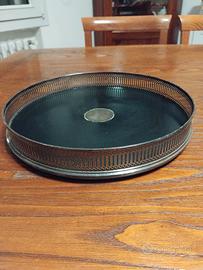 Vassoio con bordo lavorato in argento