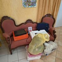 Divano vintage tarlato e con gamba da riparare