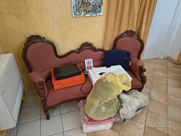 Divano vintage tarlato e con gamba da riparare