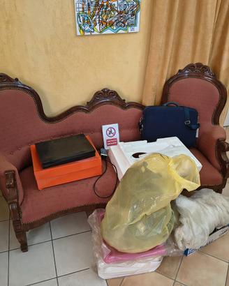 Divano vintage tarlato e con gamba da riparare