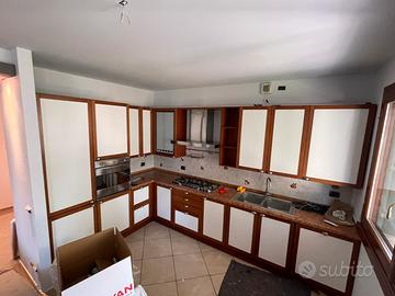 Cucina angolare completa di elettrodomestici