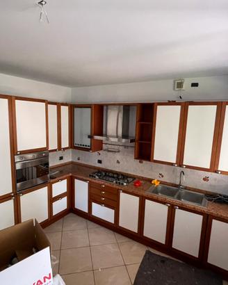 Cucina angolare completa di elettrodomestici