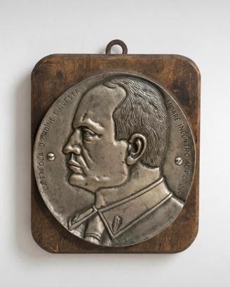 Targa vintage Benito Mussolini su base in legno
