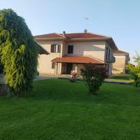 Ampia Bifamiliare con Giardino di 2000 m² e Grandi