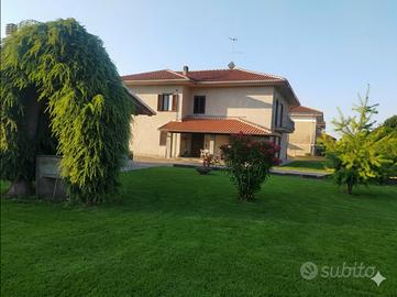 Ampia Bifamiliare con Giardino di 2000 m² e Grandi