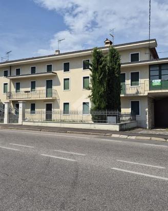 VILLA A SCHIERA A MALO