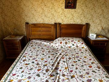 Camera da letto in noce massiccio